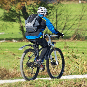Un cycliste qui se promène.
